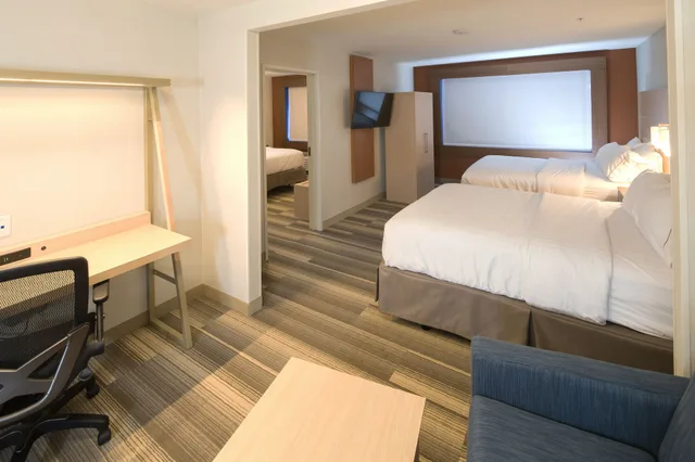 جناح بسرير كينج بغرفة نوم واحدة، Holiday Inn Express Suites Monroe 1/3