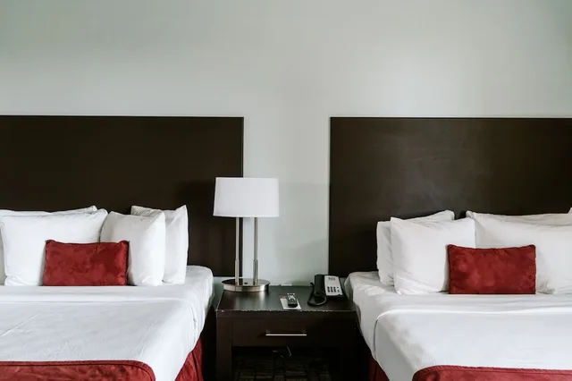 غرفة قياسية بسريرين مزدوجين، Hotel UMass 2/2