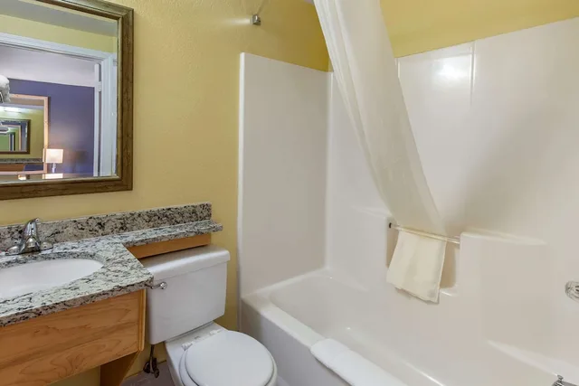 غرفة قياسية بسرير كينج، Econo Lodge Clovis 8/9