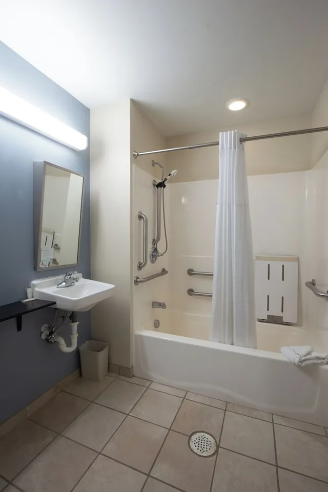 جناح بسرير كوين لذوي الإعاقة، Microtel Inn & Suites By Wyndham Waynesburg 8/10