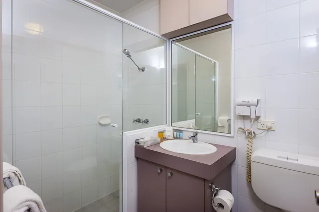 غرفة قياسية بسريرين منفصلين، Quality Hotel Bayswater 5/7