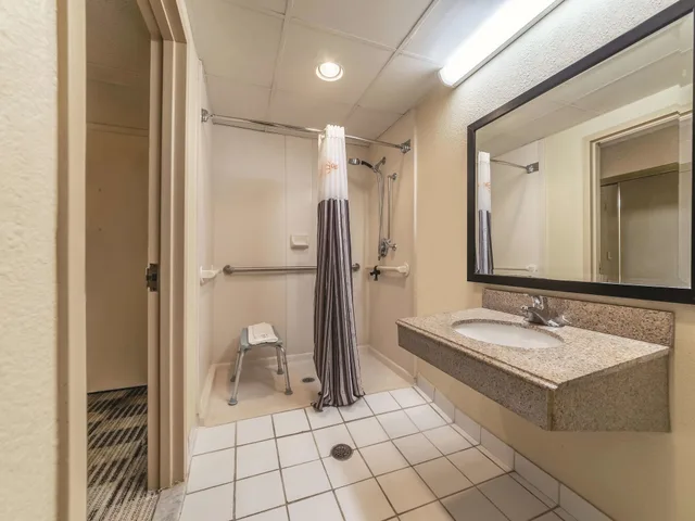 غرفة بسرير كينج لذوي الإعاقة، Ramada by Wyndham Fairfield NJ 3/4
