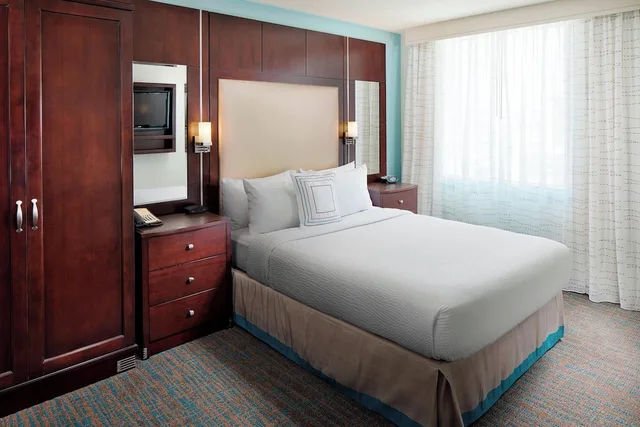 جناح بسرير كوين بغرفة نوم واحدة مع أريكة لذوي الإعاقة، Residence Inn San Diego Downtown Gaslamp Quarter 1/5