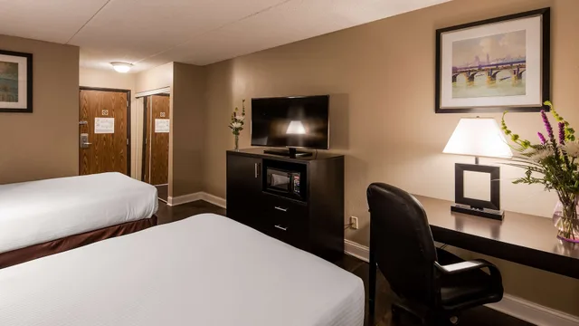 غرفة قياسية بسريرين مزدوجين، Best Western Detroit Livonia 3/6
