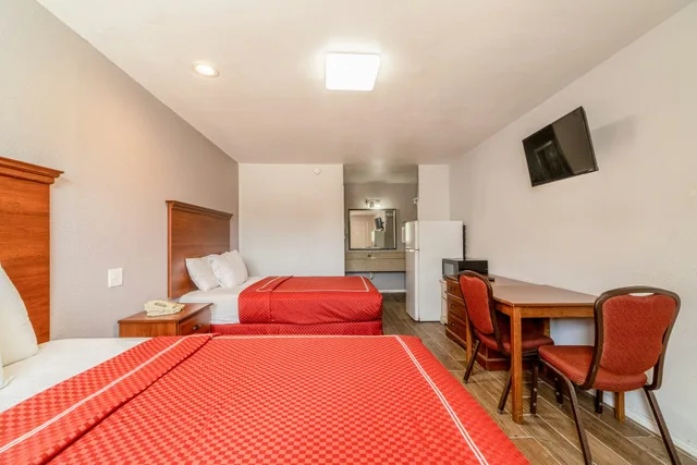 2 Queen Bed Smoking, OYO Budget Inn Falfurrias Hwy 281 3/10