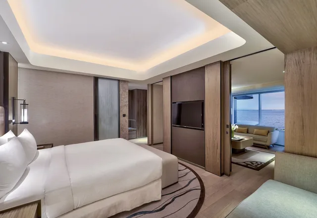 Diplomat, Suite, King Bed, Bay View, Lounge Access، Conrad Manila 4/5
