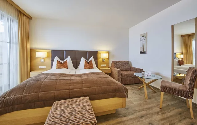 غرفة قياسية ثلاثية بسرير كوين بشرفة مع أريكة في الملحق، Hotel Romerhof 1/5