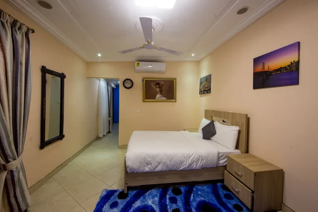 غرفة بريميير بسرير كينج بإطلالة على المسبح بحمام خاص، Bays Luxury Lodge 7/10