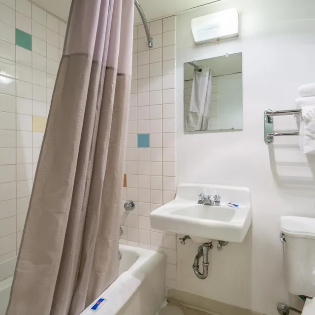 1 Queen Bed - Mobil Access Tub Nsmk Micfridg، Motel6 Butte, MT - Historic City Center 7/10