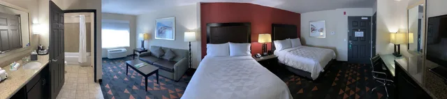 جناح بسريرين كوين مع أريكة، Holiday Inn Oceanside Camp Pendleton Area 8/10