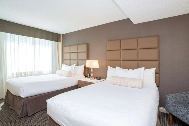 جناح بسريرين مزدوجين بشرفة مع أريكة، Best Western Premier Chateau Granville Hotel and Suites and Conf. Centre 1/2