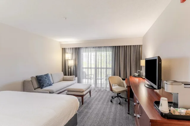 غرفة بسرير كينج مع أريكة لذوي الإعاقة، Courtyard By Marriott Burlington Williston 2/10