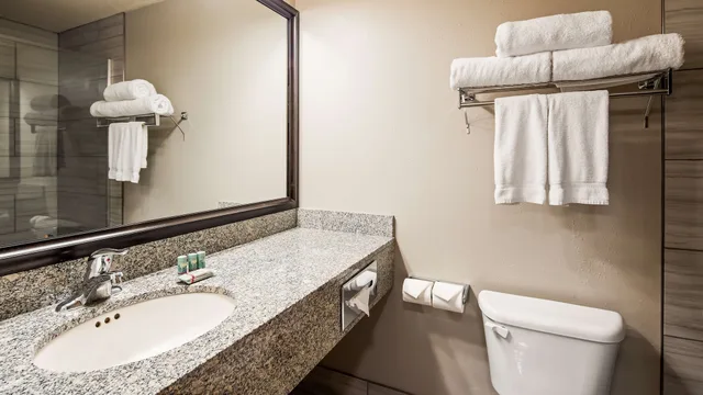 غرفة قياسية بسرير كينج مع أريكة بمطبخ صغير، Best Western Sawtooth Inn & Suites 6/6