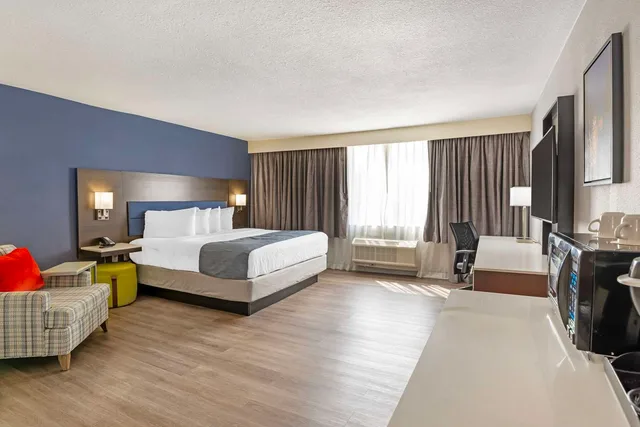 غرفة بسرير كينج بحوض استحمام لذوي الإعاقة، Best Western Premier Richmond City Gateway 3/4