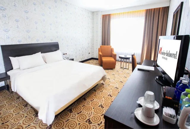 غرفة غراند ديلوكس بسرير كوين بإطلالة على المسبح، Swiss-Belhotel Kendari 2/5