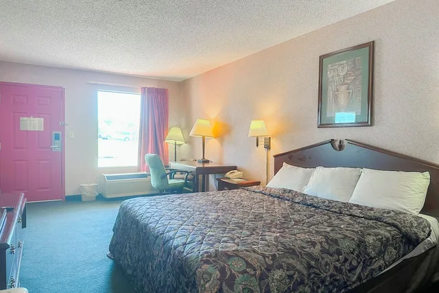 غرفة بسرير كينج للمدخنين، OYO Hotel East Macon I-75 3/10