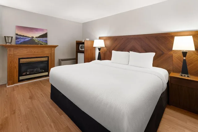 جناح استوديو بسرير كينج بإطلالة على النهر، Ramada by Wyndham Arnprior 2/6