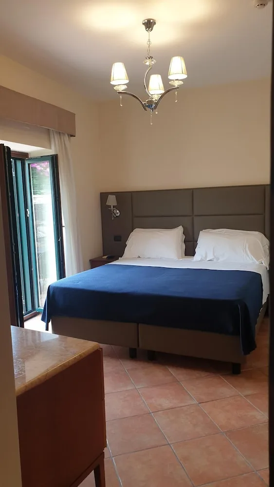 شقة ديلوكس بسرير كوين بإطلالة على الحديقة بشرفة مع أريكة، RESIDENCE L INCANTO 1/5