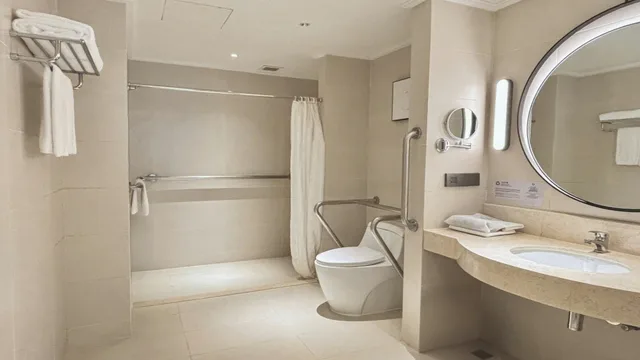 Standard, King Bed, Accessible, voco Guangzhou Shifu, an IHG Hotel 2/2