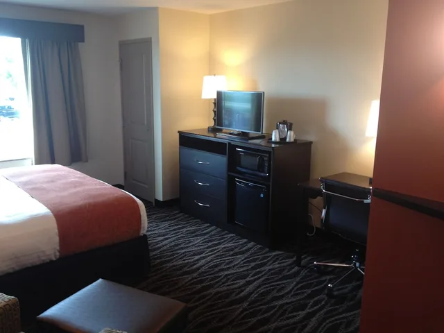 جناح استوديو بسرير كينج لذوي الإعاقة، AmericInn by Wyndham Waupun 4/7