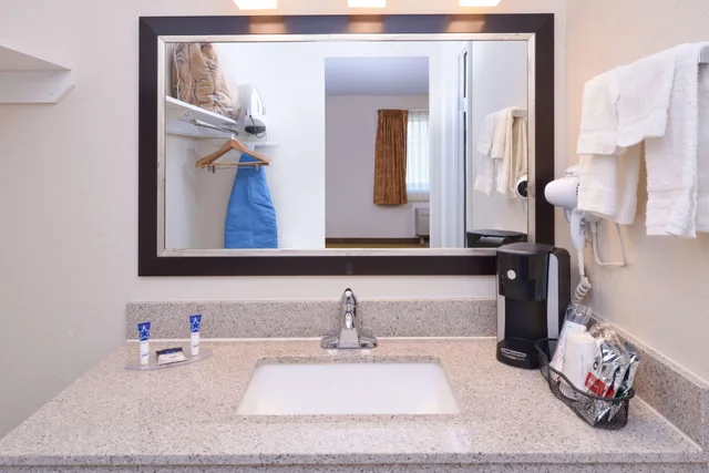 غرفة ديلوكس بسرير كينج، Americas Best Value Inn-Plattsburgh 5/5