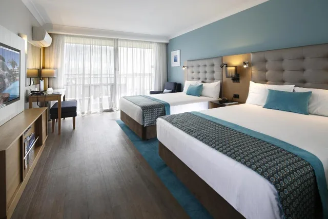 Premium Double Room + Entry to 4 Theme Parks + Twin Pack of Wine، SEA WORLD RESORT 1/4