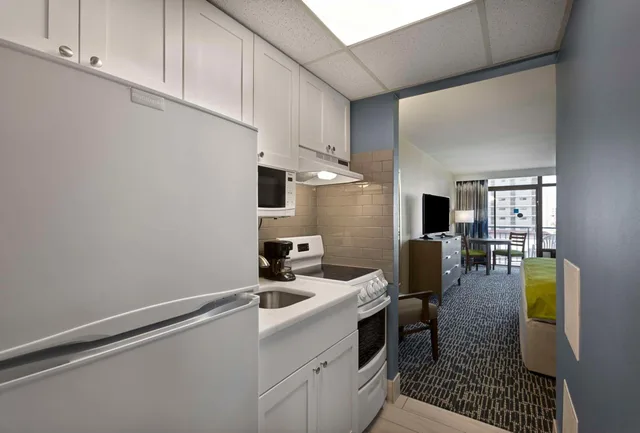 غرفة بسرير كينج بشرفة بإطلالة جزئية على البحر، Dayton House Resort, BW Signature Collection 4/5