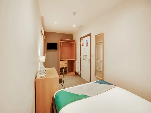 Compact, Double Bed, Snooze Rooms 3/5