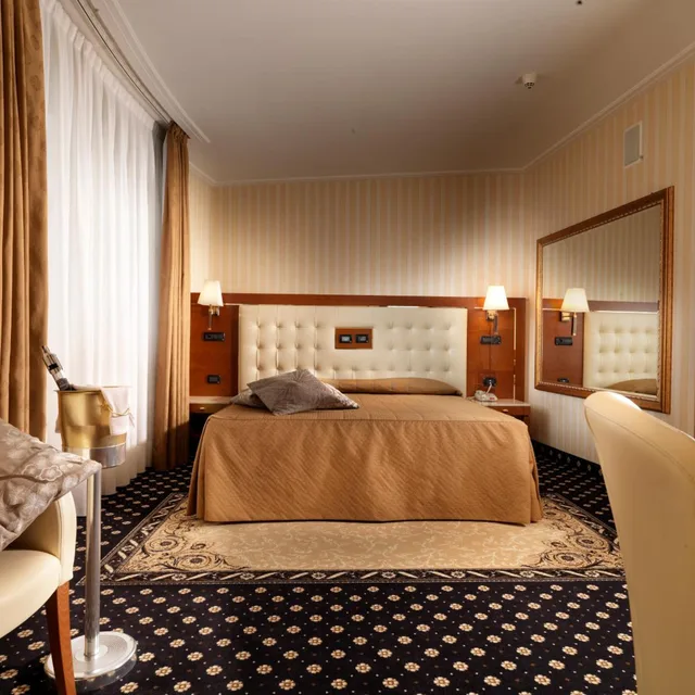 غرفة ثلاثية، Hotel Ariston 2/6