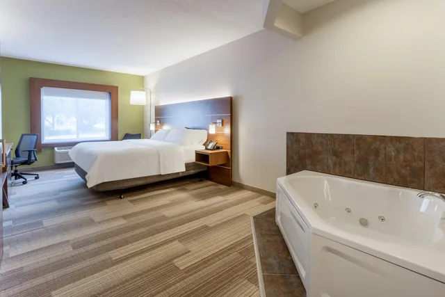جناح بسرير كينج مع أريكة، Holiday Inn Express Hotel Suites Burlington 3/3