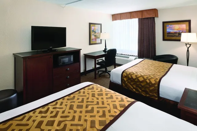 غرفة قياسية بسريرين كوين يُسمح فيها بالحيوانات الأليفة، Ramkota Hotel And Conference Center 1/1