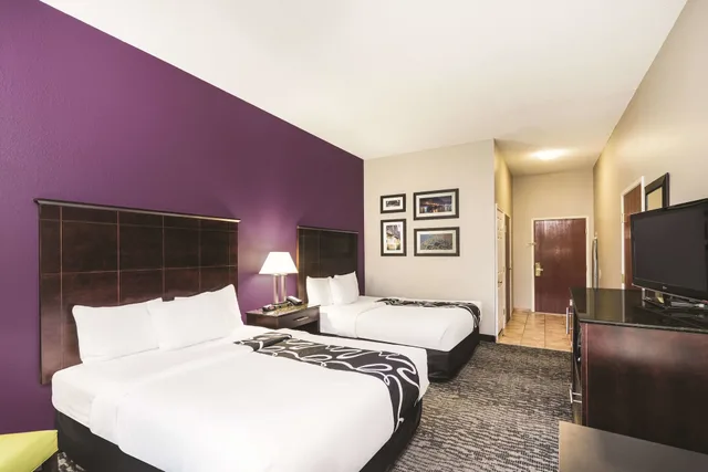 غرفة بسريرين كوين لذوي الإعاقة، La Quinta Inn & Suites by Wyndham Louisville East 2/10