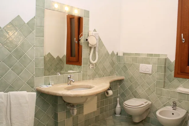 غرفة ثلاثية بسرير مزدوج وسرير فردي بإطلالة على الجبل، Hotel San Pantaleo 4/4