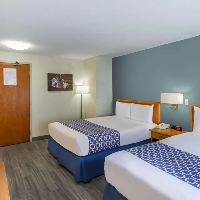 غرفة بسريرين كوين في المبنى الرئيسي، Econo Lodge Inn & Suites Calgary - University 3/10