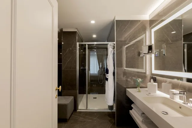 Inner Court, Deluxe, King Bed, Sofa، Grand Hotel Parkers 2/2