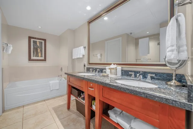 2 Bedrooms, Suite, 2 King Beds, Partial Ocean View, 2 Bathrooms, Sofa، OUTRIGGER Honua Kai Resort & Spa 5/10