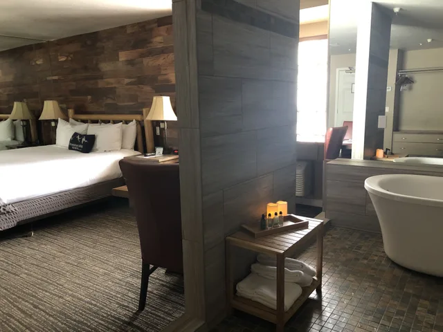 Watermarc, King Bed، Postmarc Hotel And Spa Suites 9/10