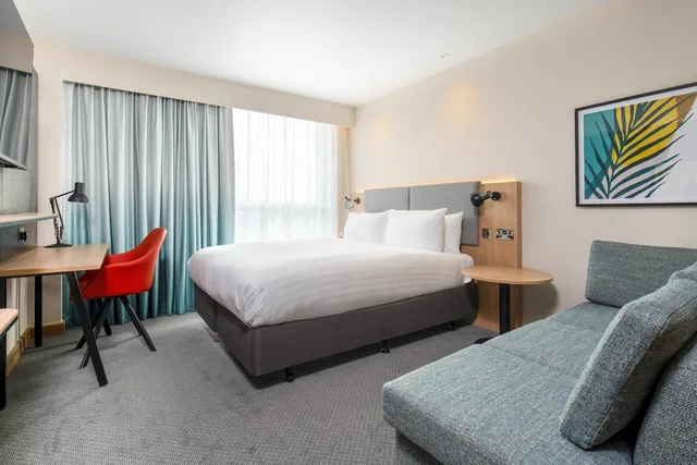 غرفة قياسية بسرير مزدوج مع أريكة، HOLIDAY INN LONDON HEATHROW M4J4 4/10