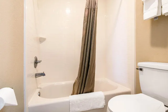 غرفة قياسية بسرير كينج مع أريكة، Rodeway Inn Pauls Valley 5/5