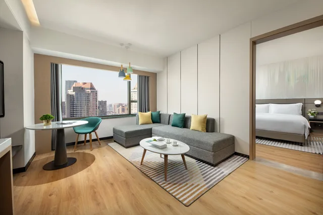 جناح بسرير كينج بغرفة نوم واحدة بمنطقة جلوس، Holiday Inn Shanghai Nanjing Road 2/5