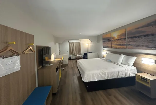 غرفة بسرير كينج للمدخنين، Days Inn by Wyndham Royston 3/3