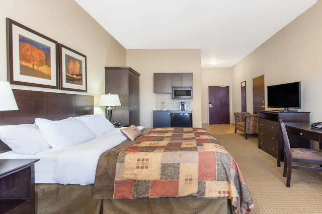 غرفة بسرير كينج لذوي الإعاقة، Ramada Westlock 2/3