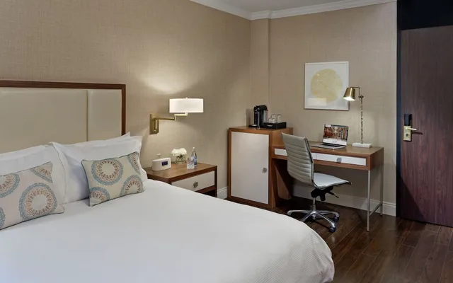 Petite, 1 Queen and 1 Double Bed، Lord Nelson Hotel And Suites 1/8