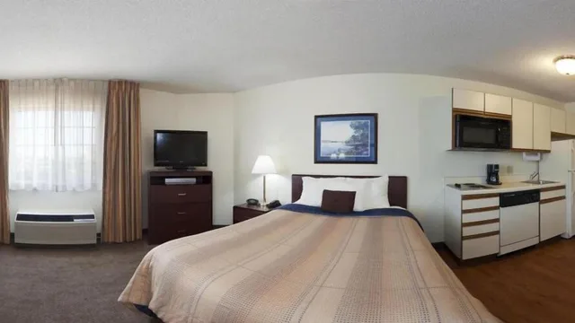 جناح بسرير مزدوج، Candlewood Suites Salina 1/6