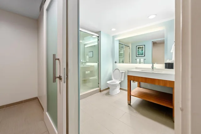 غرفة بسرير كينج بإطلالة جزئية على البحر مع أريكة، Hyatt Place Ocean City Oceanfront 6/6