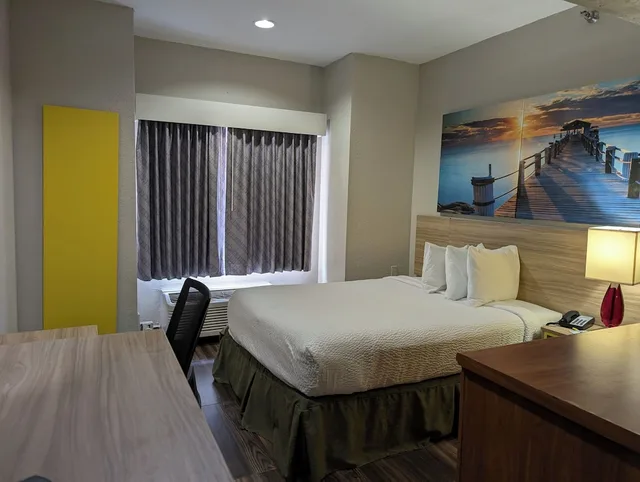جناح بسرير كوين، Days Inn And Suites By Wyndham Tampa Raymond James Stadium 9/10