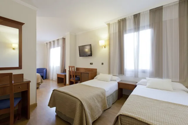 غرفة عائلية بأربعة أسرّة، Alixares Hotel 1/10