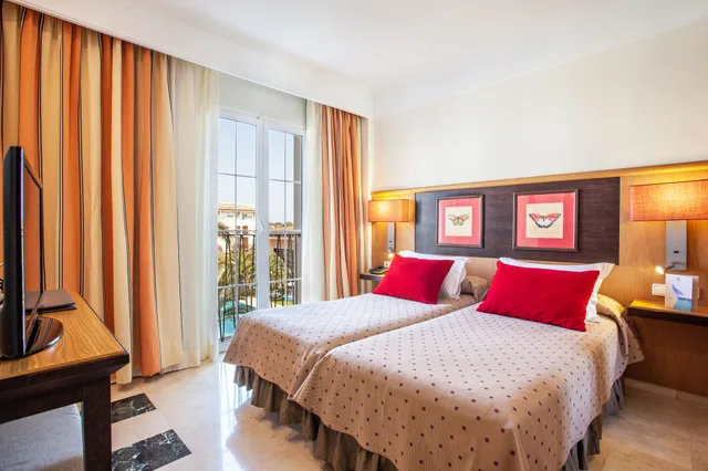 جناح بإطلالة على المسبح بشرفة مفردة بسريرين منفصلين مع أريكة، Grupotel Playa De Palma Suites And Spa 1/4