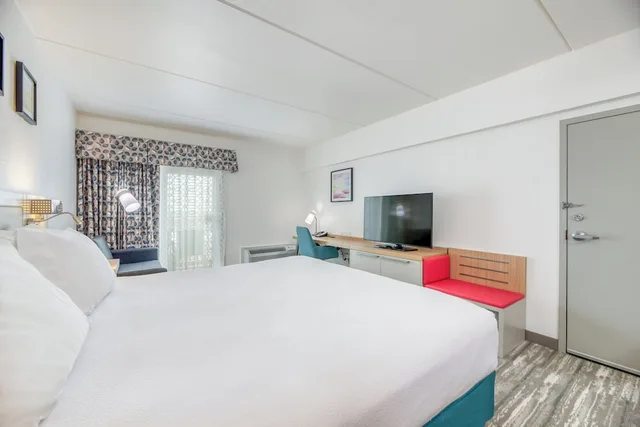 Standard, King Bed, Lateral Side Ocean View, Sofa, Balcony، Hilton Garden Inn Outer Banks/Kitty Hawk 2/8