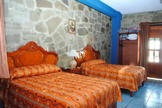 غرفة ثلاثية، Hotel Posada La Casona de Cortes 1/2